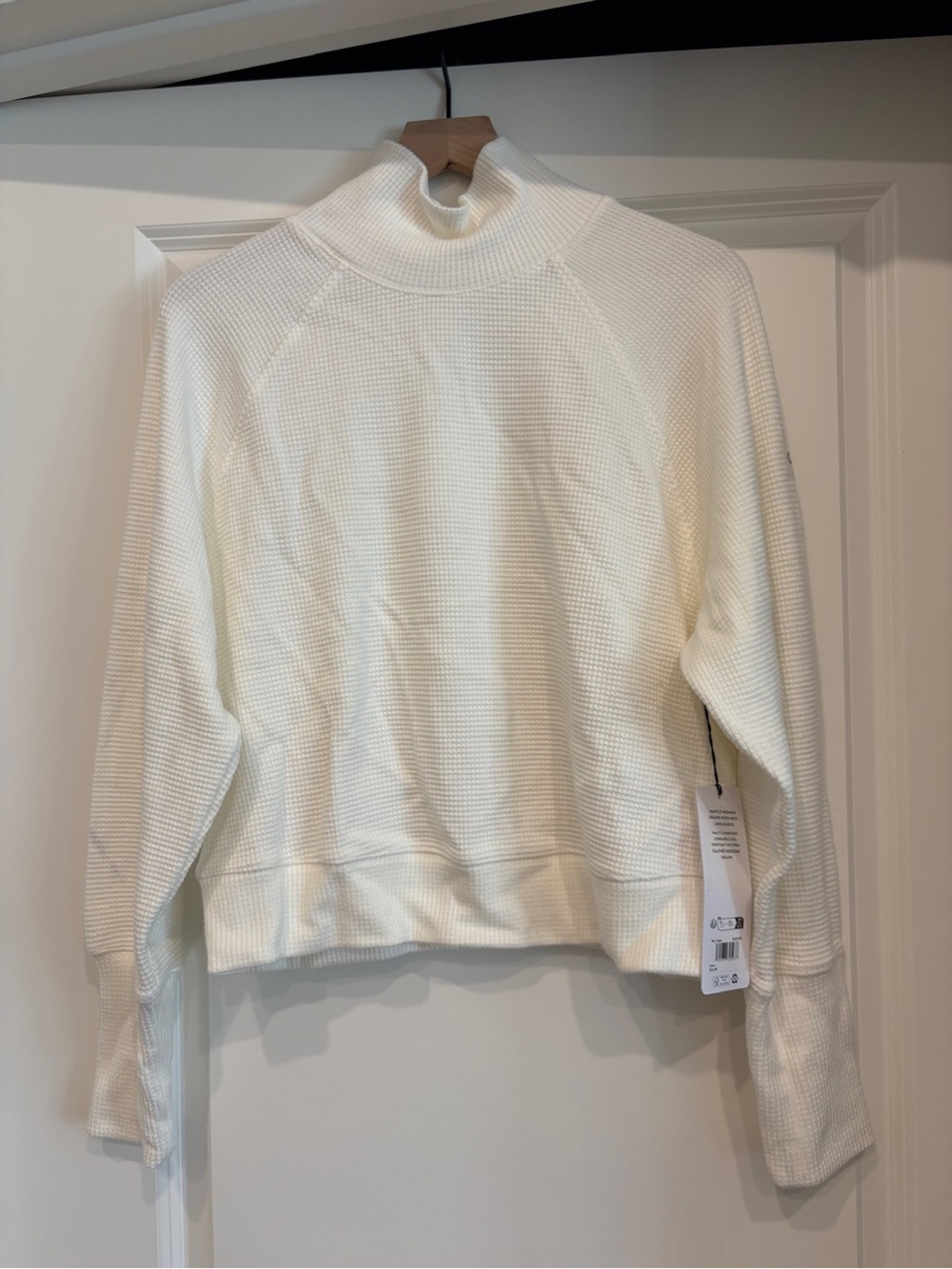 Alo Yoga Waffle Weekend Escape Mock Neck Longsleeve Medium in Ivory